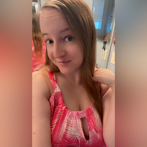 Meet your Posher, Andrea - Picture 2 of 5